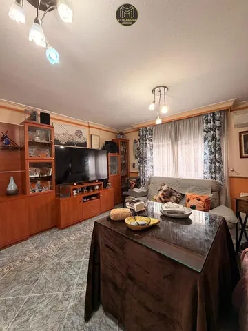 Sala de estar; chão de azulejo, luz natural