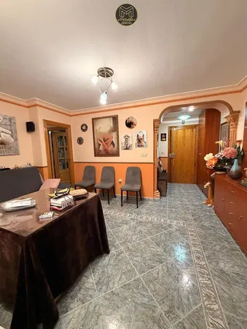 Vestiário; chão de azulejo