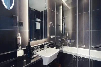Bagno; pavimento in piastrelle, ristrutturato, luce naturale, stile moderno