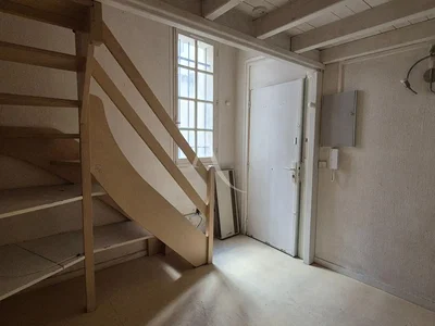 Подрум; дрвене греде, природно светло