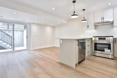 Cucina; elettrodomestici, pavimento in legno, luce naturale, stile moderno, ristrutturato