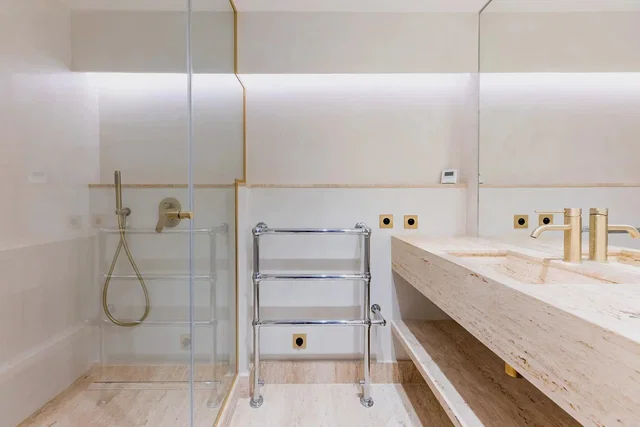 Badezimmer; renoviert, tageslicht, moderner stil