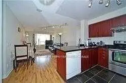 Cuisine; électroménager, parquet, lumière naturelle