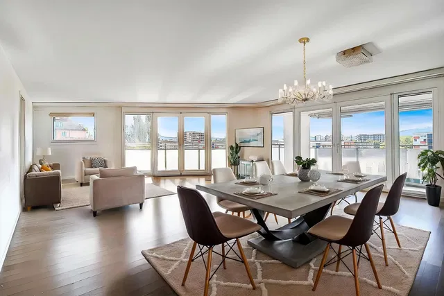 Wohnzimmer; blick, holzboden, tageslicht, moderner stil