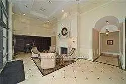 Salon; cheminée, carrelage, hauteur sous plafond