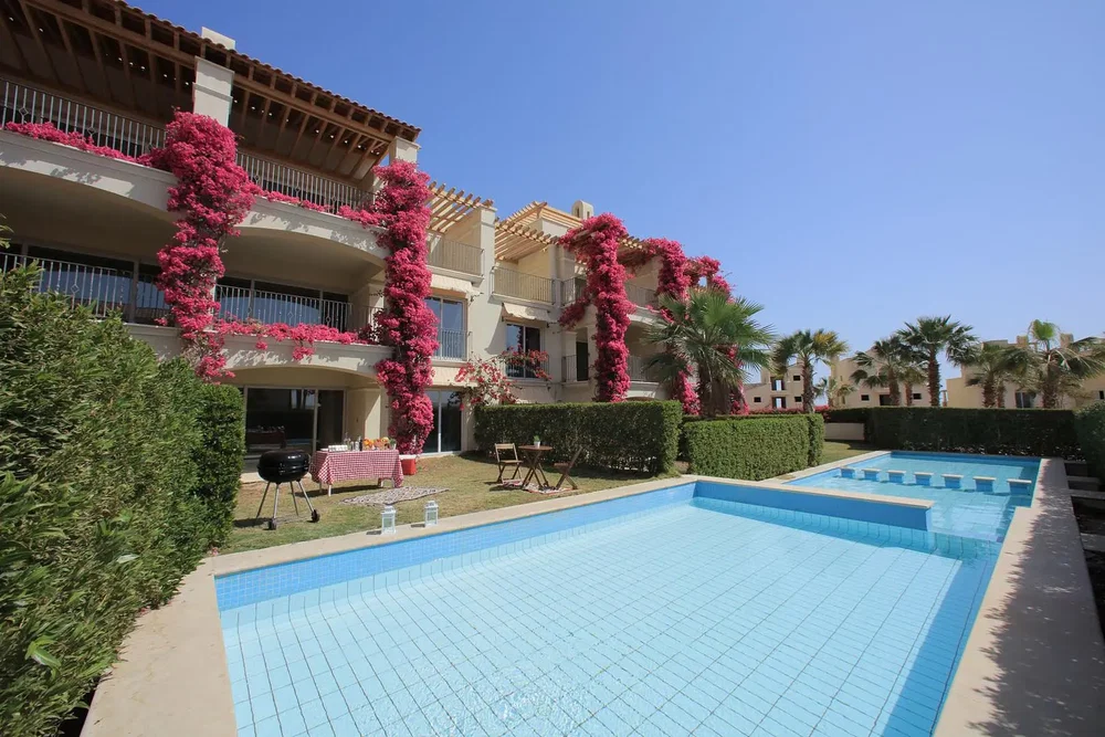 Dům a okolí; výhled, dlažba, přirozené světlo