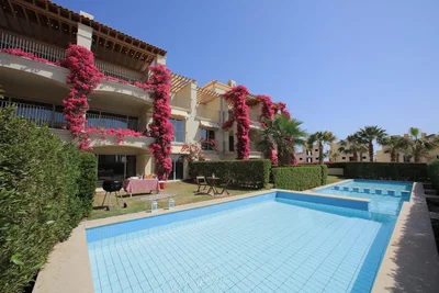 Dům a okolí; výhled, dlažba, přirozené světlo