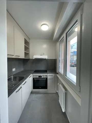 Cucina; elettrodomestici, pavimento in piastrelle, vista, luce naturale