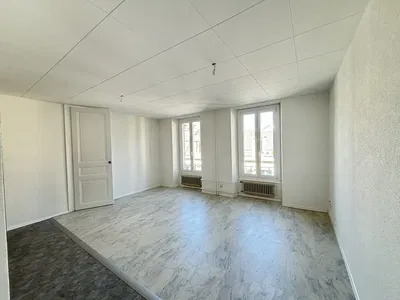 Wohnzimmer; fliesenboden, tageslicht