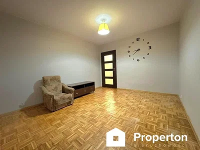 Oturma odası; ahşap zemin, doğal ışık