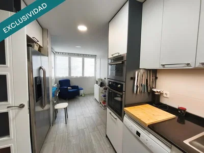 Кухиња; кухињски апарати, плочице, природно светло, модерни стил