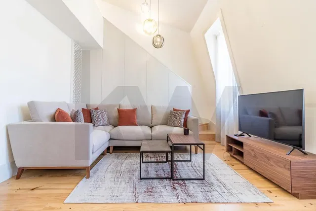 Oturma odası; doğal ışık, ahşap zemin, modern stil