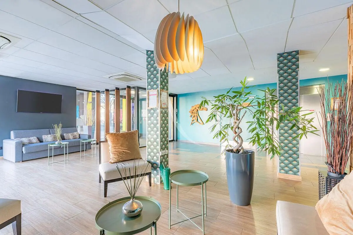 Oturma odası; doğal ışık, modern stil, fayans zemin