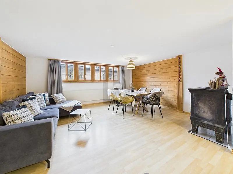 Salon; poutres en bois, parquet, cheminée, lumière naturelle, style rustique