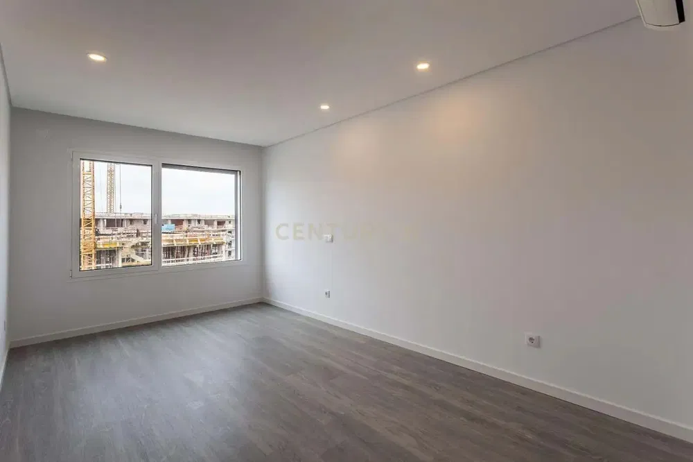 Oturma odası; manzara, doğal ışık, fayans zemin, tadilatlı