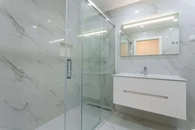 Banyo; fayans zemin, tadilatlı, doğal ışık, modern stil