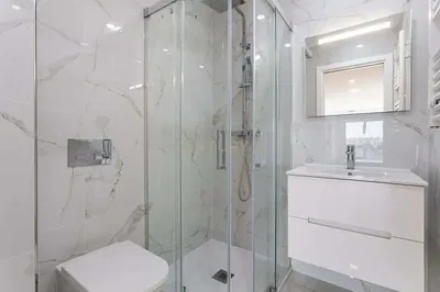 Banyo; fayans zemin, tadilatlı, doğal ışık