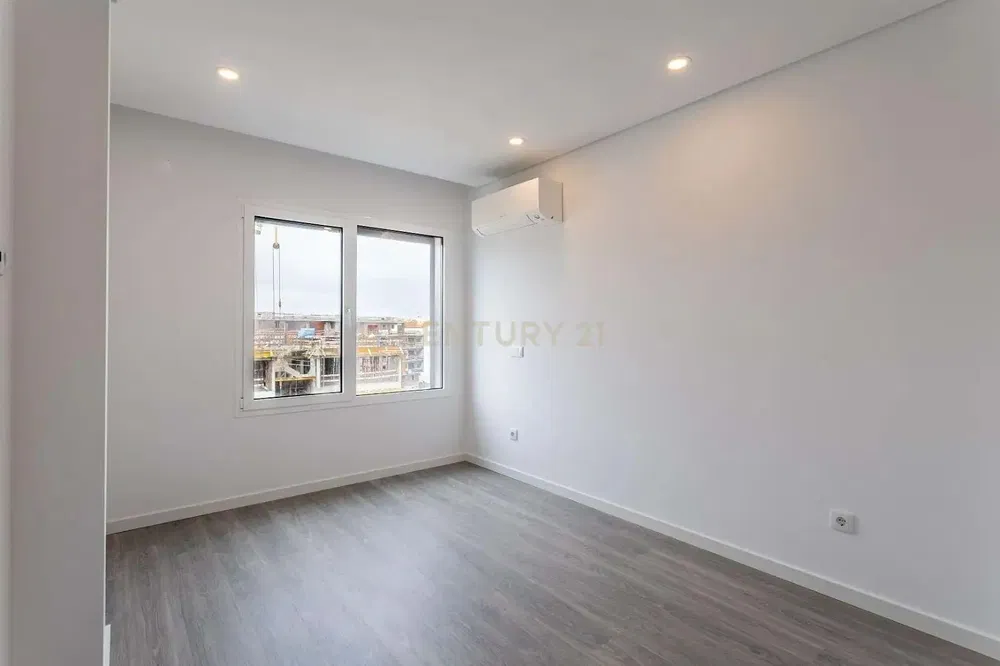 Yatak odası; manzara, doğal ışık, tadilatlı, ahşap zemin