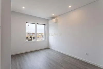 Yatak odası; manzara, doğal ışık, tadilatlı, ahşap zemin