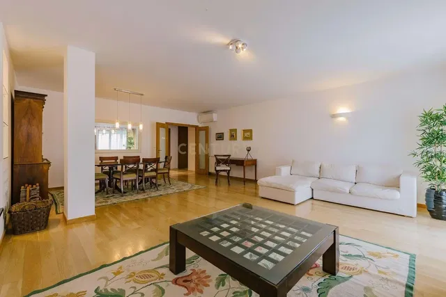 Oturma odası; doğal ışık, ahşap zemin, modern stil