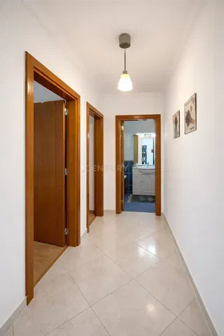 Guardaroba; pavimento in piastrelle, luce naturale