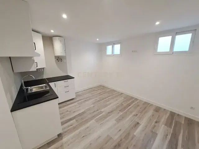 Кухиња; бојлер, плочице, природно светло, реновиран