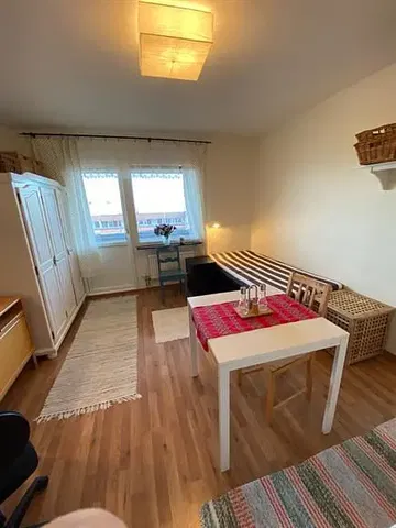 غرفة معيشة; أرضية خشبية, ضوء طبيعي, أسلوب عصري