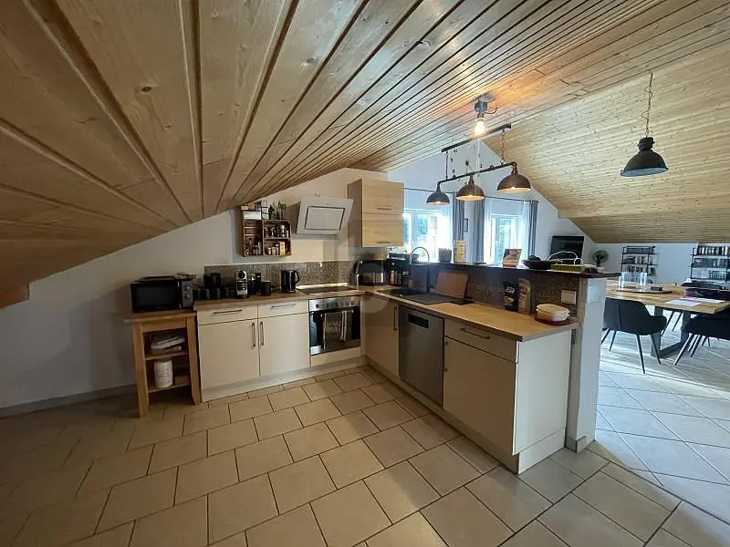 Küche; küchengeräte, holzbalken, fliesenboden, tageslicht, moderner stil