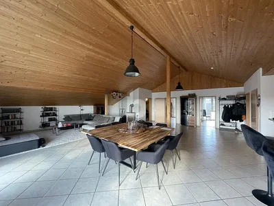 Wohnzimmer; holzbalken, holzboden, tageslicht, moderner stil