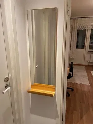 غرفة خلع الملابس; أرضية خشبية, ضوء طبيعي