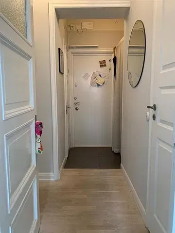 غرفة خلع الملابس; أرضية من البلاط