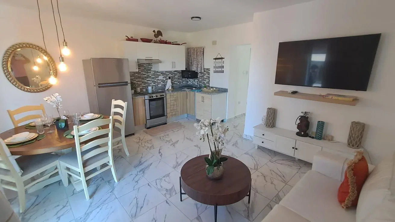 Wohnzimmer; fliesenboden, tageslicht, moderner stil
