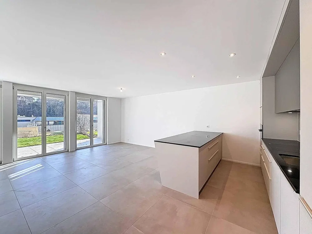 Cuisine; vue, carrelage, lumière naturelle, style moderne
