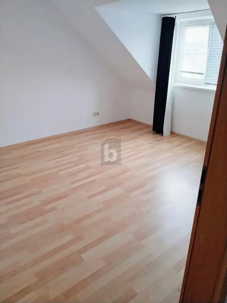 Спаваћа соба; дрвени под, природно светло