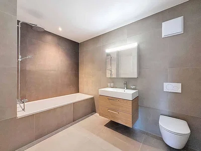 Salle de bain; carrelage, rénové, lumière naturelle