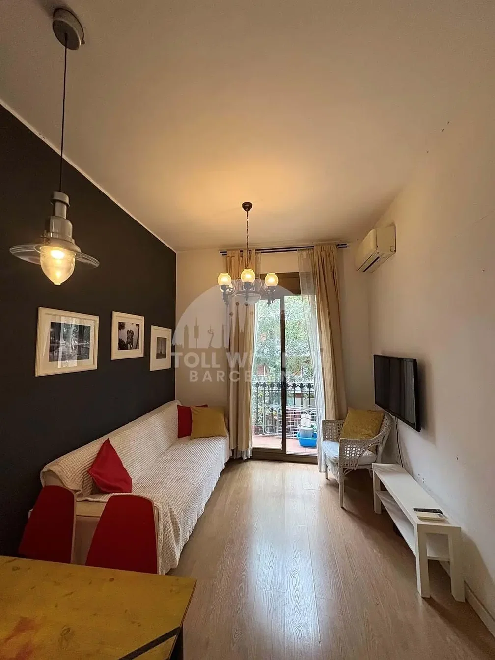 Wohnzimmer; moderner stil, holzboden, tageslicht