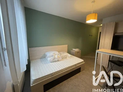 Spavaća soba; prirodna svjetlost, moderan stil