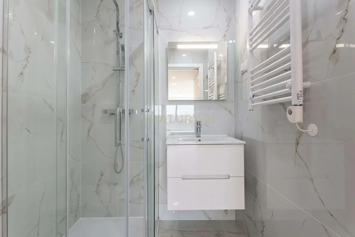 Koupelna; dlažba, po rekonstrukci, přirozené světlo, moderní styl