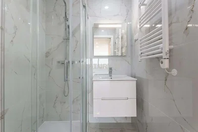 Koupelna; dlažba, po rekonstrukci, přirozené světlo, moderní styl