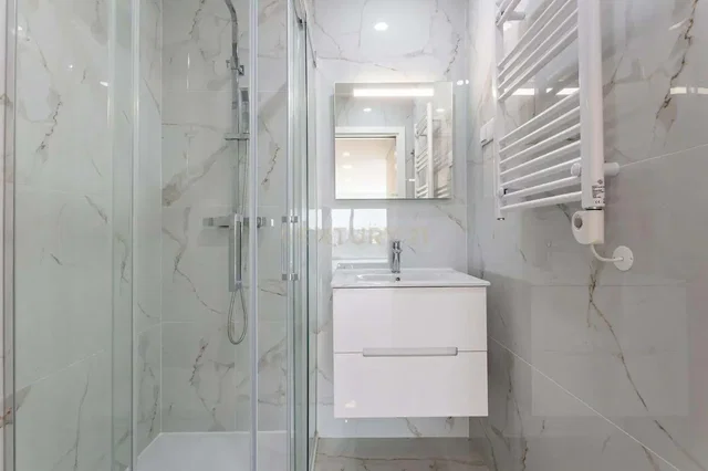 Badkamer; tegelvloer, gerenoveerd, natuurlijk licht, moderne stijl