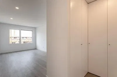 Ložnice; výhled, přirozené světlo, po rekonstrukci, dlažba