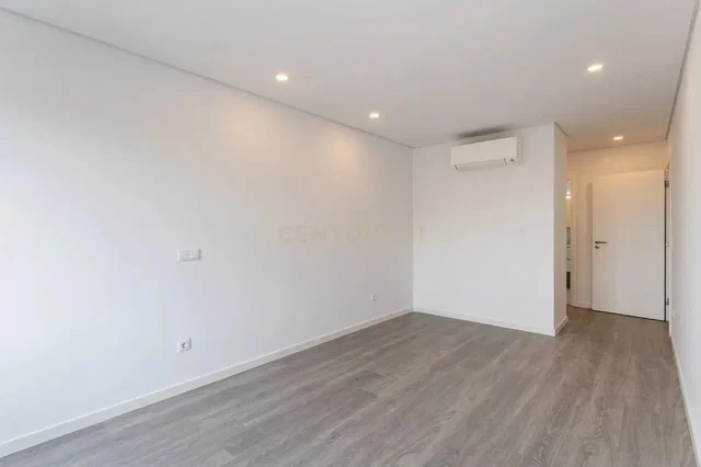 Woonkamer; tegelvloer, gerenoveerd, natuurlijk licht