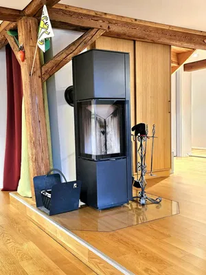 Wohnzimmer; kamin, holzbalken, holzboden