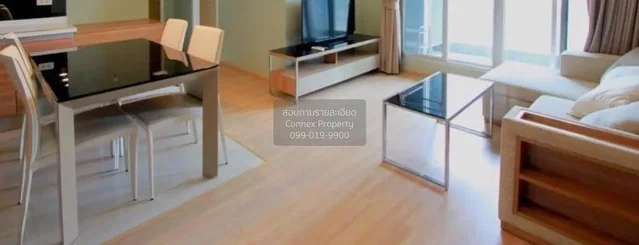 Living room; natural light, modern style, wood floor