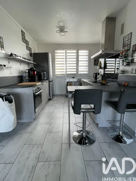 Kuhinja; kućanski aparati, pločice, prirodna svjetlost, moderan stil