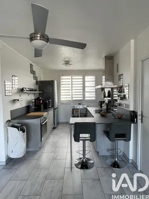 Cuisine; électroménager, carrelage, rénové, lumière naturelle