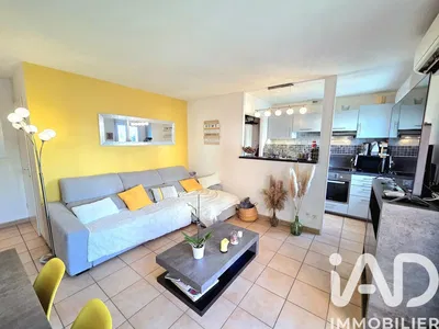 Wohnzimmer; fliesenboden, tageslicht, moderner stil, küchengeräte