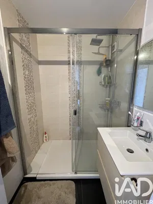 Salle de bain; carrelage, rénové, lumière naturelle, style moderne