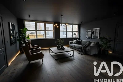 Oturma odası; ahşap zemin, doğal ışık, modern stil