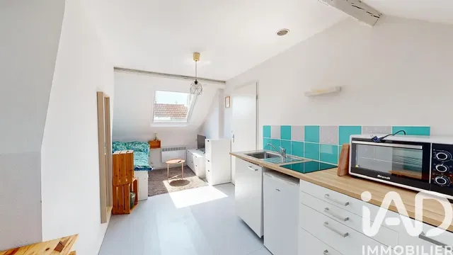 Kitchen; kitchen appliances, natural light